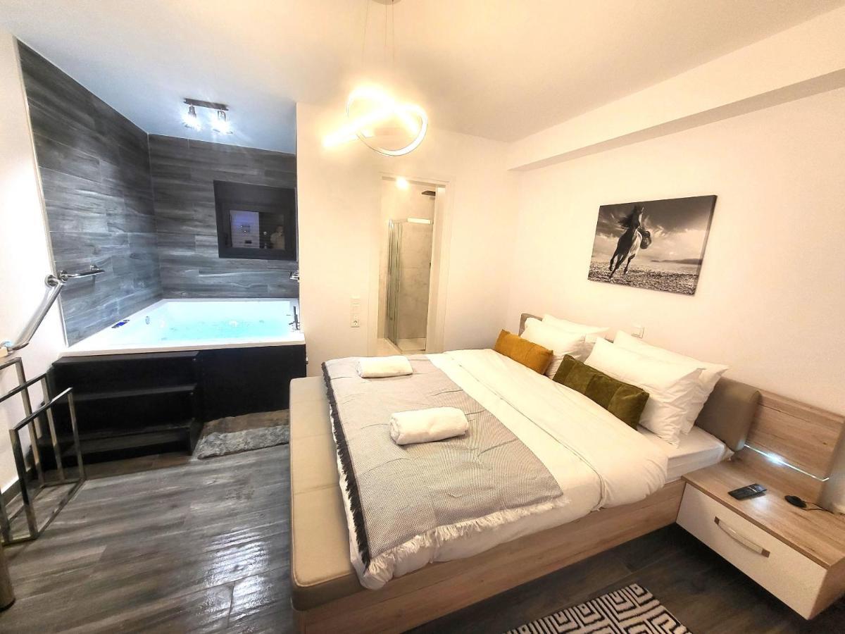 Fabilicious Suites - 2 Apartments- Romantic Jacuzzi & Spacious Family Comfort Athens Exterior photo