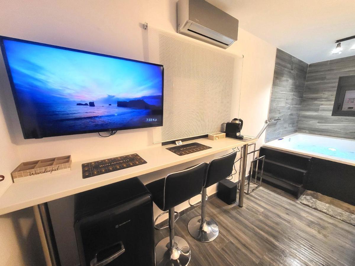 Fabilicious Suites - 2 Apartments- Romantic Jacuzzi & Spacious Family Comfort Athens Exterior photo