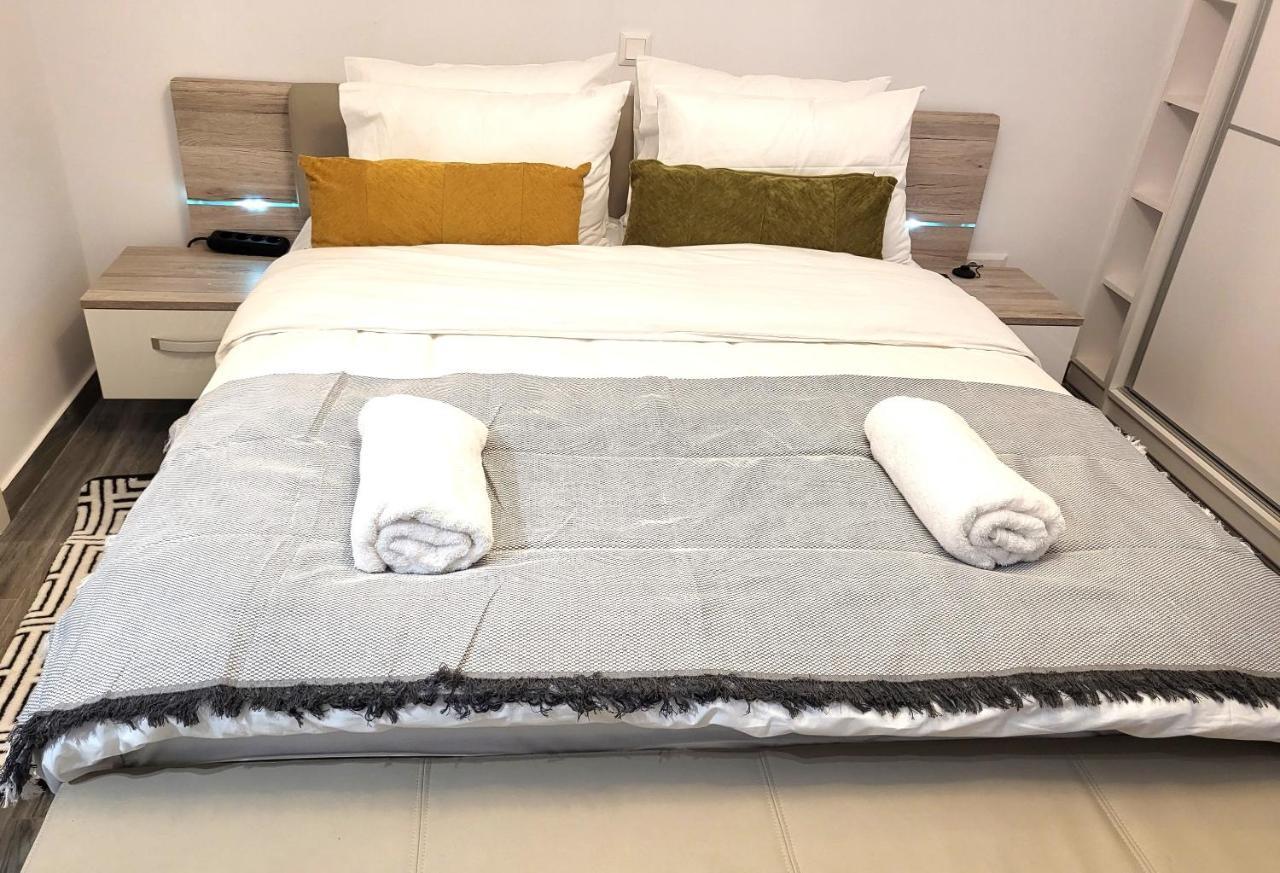 Fabilicious Suites - 2 Apartments- Romantic Jacuzzi & Spacious Family Comfort Athens Exterior photo