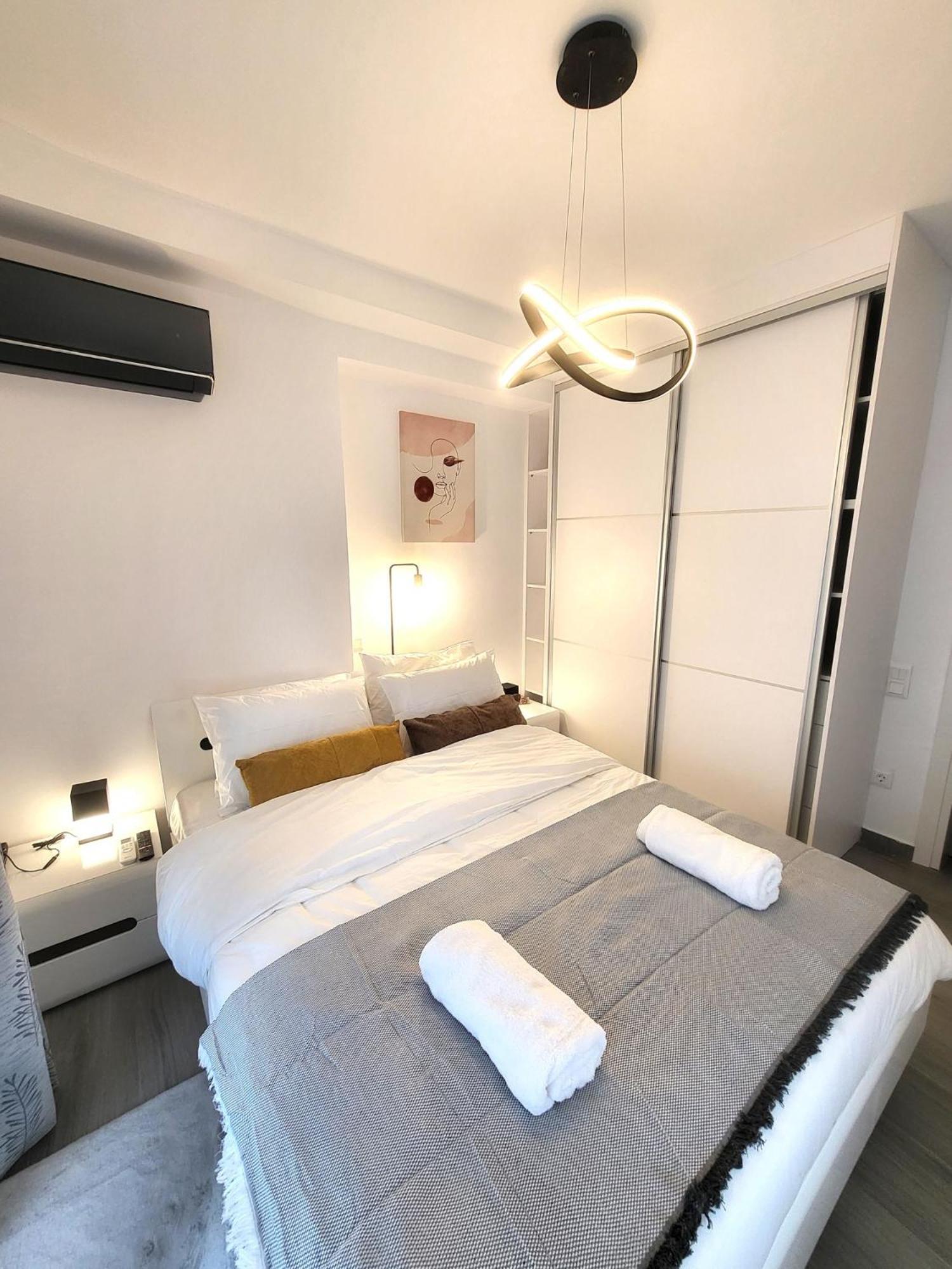 Fabilicious Suites - 2 Apartments- Romantic Jacuzzi & Spacious Family Comfort Athens Exterior photo