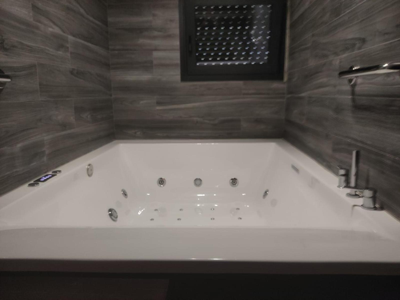 Fabilicious Suites - 2 Apartments- Romantic Jacuzzi & Spacious Family Comfort Athens Exterior photo